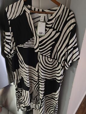 Black & White Graphic Print Women's Tunic Dress